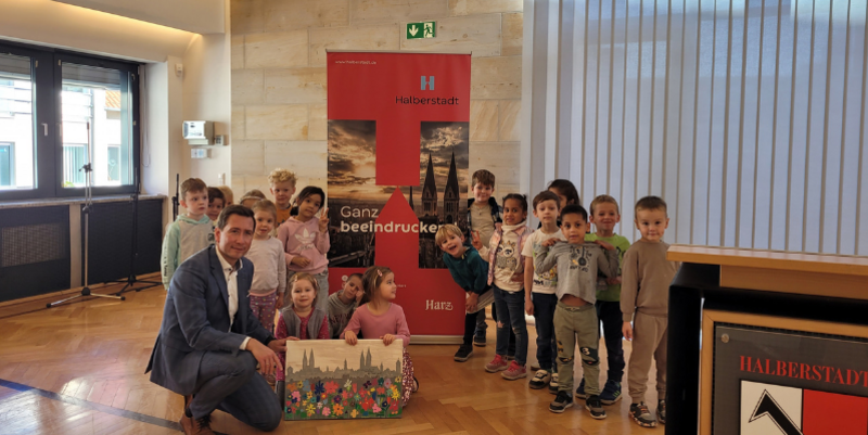 Kinder der Kita Regenbogen erkunden das Halberstädter Rathaus © Stadtmarketing/ Marie Liebe pm kinder der kita regenbogen erkunden das halberst dter rathaus