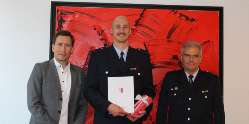 Für Carl-Anton Dalljo ist die Beförderung der erfolgreiche Abschluss seiner Ausbildung zum Feuerwehrmann © Stadtmarketing/ Marie Liebe pm drei feuerwehrkameraden bef rdert oberb rgermeister gratuliert