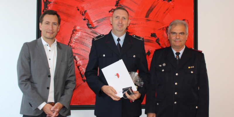 Für Andreas Dietrich folgte die Beförderung zum Brandamtmann. © Stadtmarketing/ Marie Liebe PM Drei Feuerwehrkameraden befördert – Oberbürgermeister gratuliert (2)