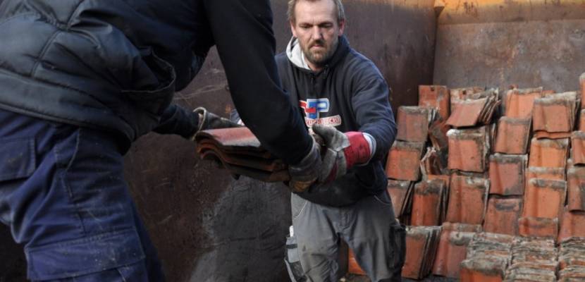 Gut sortiert sollen die nicht beschädigten Dachziegel bei Sanierungsvorhaben in der Altstadt wieder verwendet werden. © Jörg Endries - Volksstimme