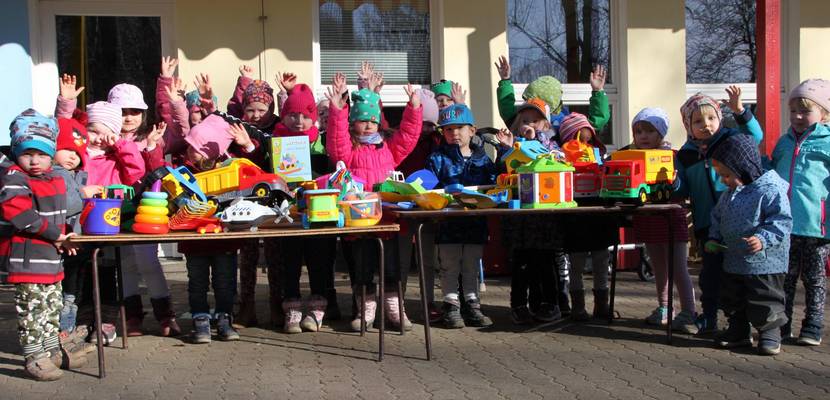 Jungen und Mädchen der Kita „Zwergenland“ sind begeistert über das neue Spiel-zeug. © Foto: Kita „Zwergenland“
