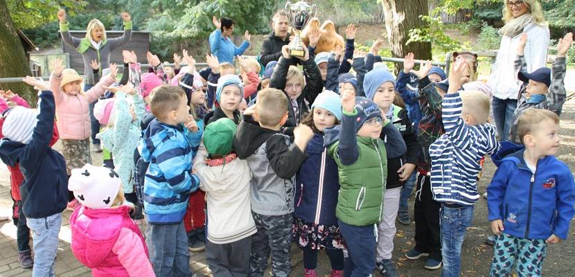 Wanderpokal vom Tiergarten-Spendenlauf für Waldblick-Kinder © Stadt Halberstadt/Pressestelle
