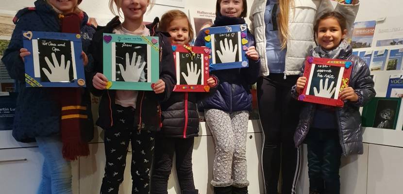 Fotoentwicklung auf altmodische Art - Kinder mit ihrem analogen Handabdruck