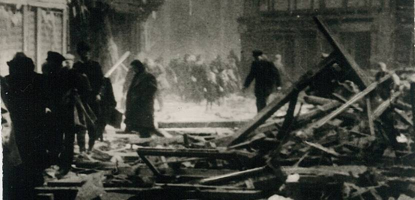 Fliehende Menschen am Mittag des 8. April 1945 in der Halberstädter Schmiedestraße (Fotograf ist unbekannt)