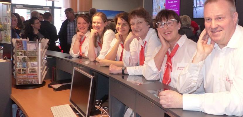 tourist_information_eröffnung_1 © Stadt Halberstadt/Pressestelle Das Team der Tourist Information Halberstadt präsentiert sich in den neuen modernen Räumlichkeiten: (von links) Monika Klytta, Tina Beckmann, Nicole Huhn, Petra Stan-ge, Christiane Strohschneider, Leiterin der Tourist Information, und Dirk Jakel (ab 2. März 2020).