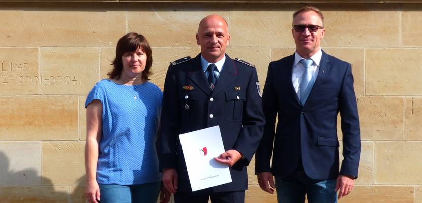 Kerstin Schmieder (Abteilungsleiterin Personal), Ingo Wetzel (Abteilungsleiter Feuerwehr) und Oberbürgermeister Andreas Henke (v. l. n. r.) © Nadine Röhrdanz/Pressestelle/Stadt Halberstadt