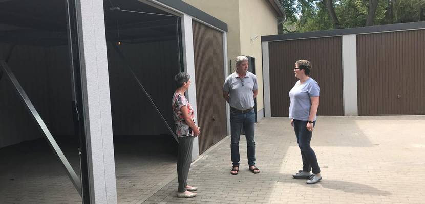 (von links) Ulrike Lemme, Betriebsleiterin des Stala, Hochbauamtsleiter Jörg Wolansky und Hannelore Lorenz, Leiterin des städtischen Friedhofes, vor dem neuen Garagenkomplex auf dem Friedhofsgelände © Stadt Halberstadt/Pressestelle/Ute Huch