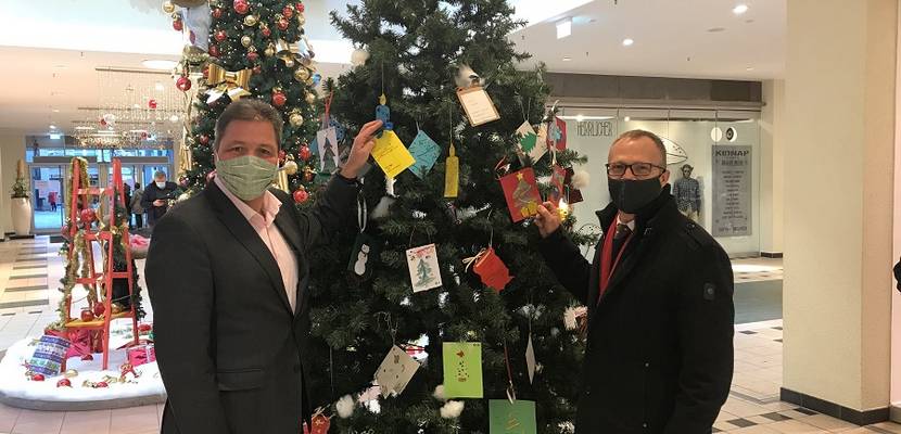 84 Herzenswünsche können vom Wunschweihnachtsbaum in den Rat-hauspassagen gepflückt werden © Stadt Halberstadt/Pressestelle