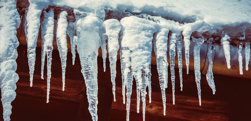 Gefahr durch Eiszapfen und Dachlawinen © Pixabay.com