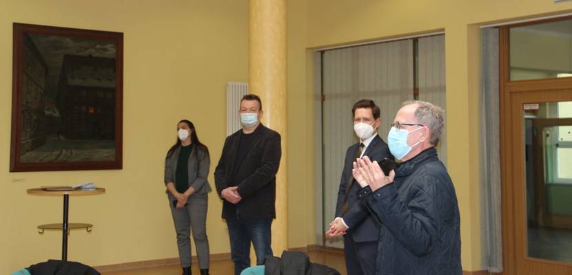 v. l. n. r.: Dr. Antje Gornig (Museumsleiterin), Hanno Nowak (Schuldirektor), Daniel Szarata (Oberbürgermeister) und Dr. Volker Bürger (Vorsitzender Geschichtsverein) im Gespräch mit den Schülerinnen und Schüler der Sekundarschule Walter Gemm. © Stadtmarketing/Öffentlichkeitsarbeit