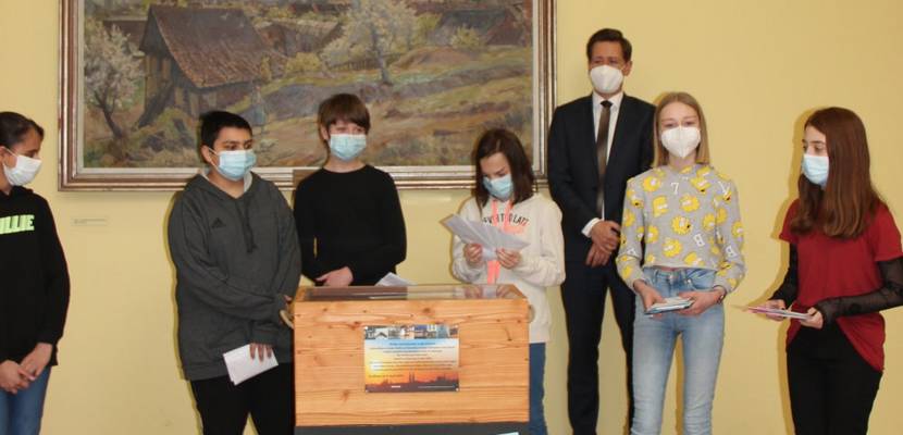 Die Schülerinnen und Schüler der Sekundarschule Walter Gemm mit dem Oberbürgermeister Daniel Szarata an der Zeitkapsel. © Stadtmarketing/Öffentlichkeitsarbeit