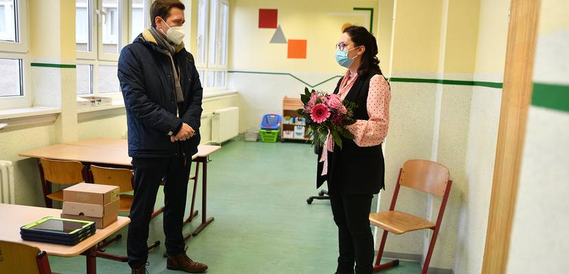 - Oberbürgermeister Daniel Szarata übereicht einen Blumenstrauß an Schulleiterin Eva-Maria Ganso © Stadt Halberstadt, Pressestelle