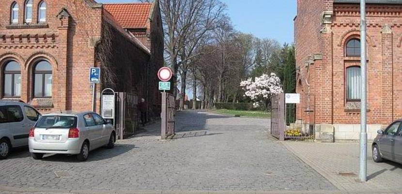 friedhofseingang fruehling