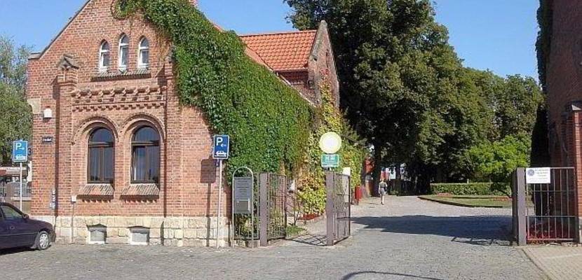 friedhofseingang sommer