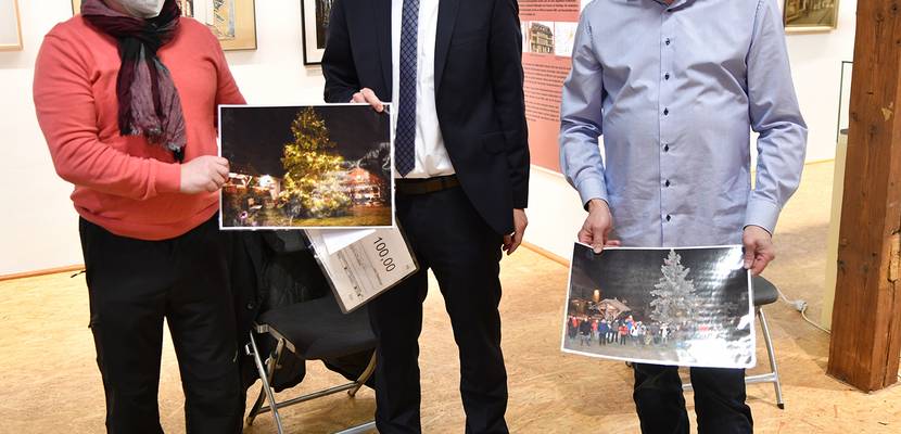 Oberbürgermeister Daniel Szarata (l.), Auschussvorsitzender Dieter Kühn (r.) freuen sich mit Ortsbürgermeister Holger Werkmeister (m.) über die Auszeichnung „Schönster Weihnachtsbaum der Ortsteile“ © Stadt Halberstadt, Pressestelle