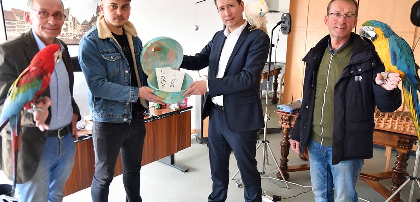 Übergabe der stolzen Spendensumme von 700 Euro durch die Brüder Bussenius und Richard Bleyer an Oberbürgermeister Daniel Szarata © Stadt Halberstadt, Pressestelle ukraine papageien