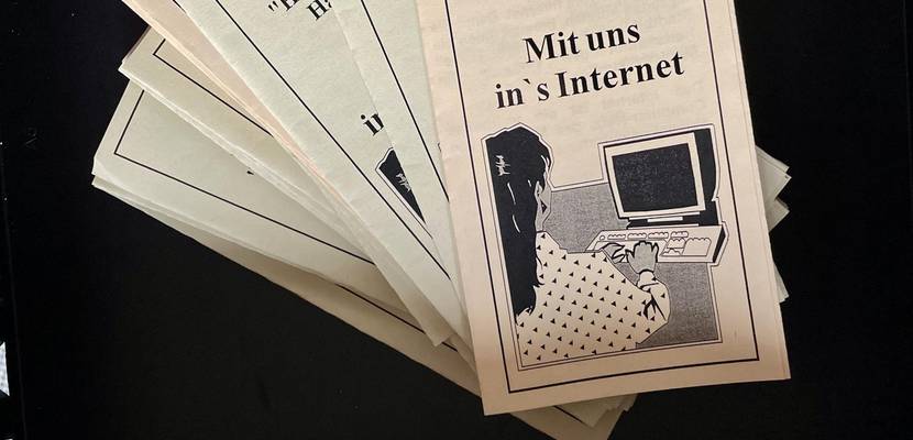 mehrere Flyer in einer Schublade