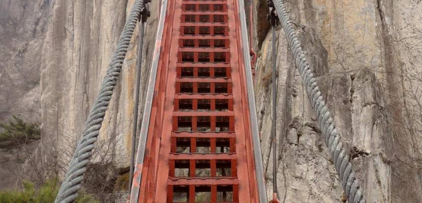 Eine lange Treppe, die auf einen Felsen führt