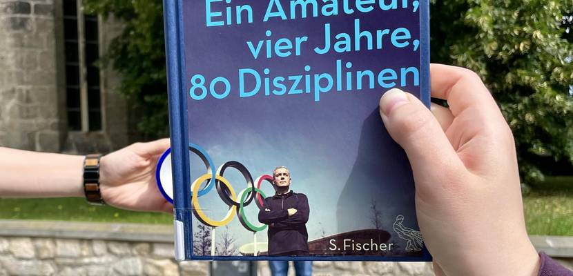 Das Coverbild von "Meine Olympiade" wird mit Beinen und olympischem Ring ergänzt