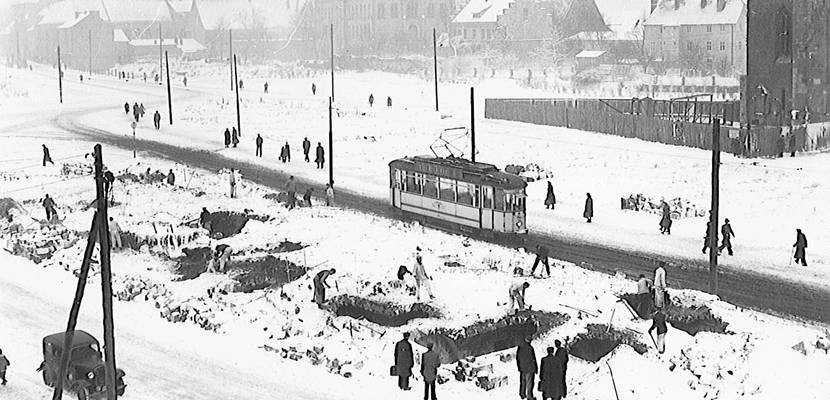 Holzmarkt ehemaliger Standort Rathaus nach Abriss, Verfüllung der Keller, 8. Januar 1958 ©Photo-Studio-Mahlke F 09205