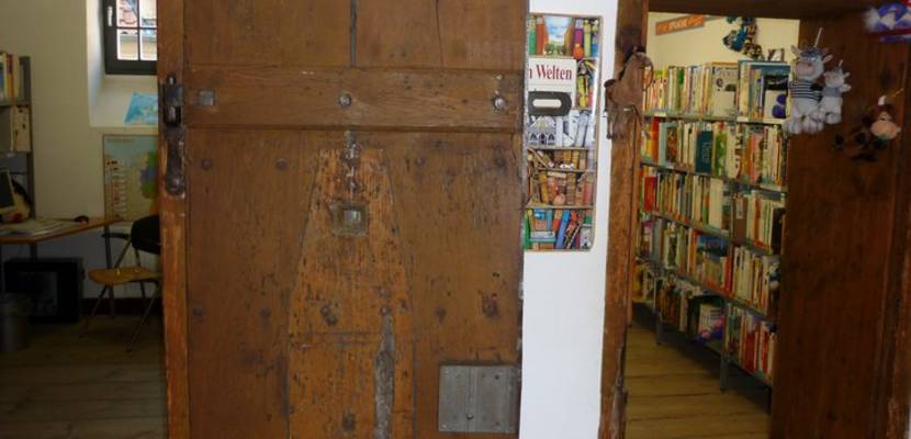 Blick in die ehemaligen Gefängniszellen, Kinderbibliothek