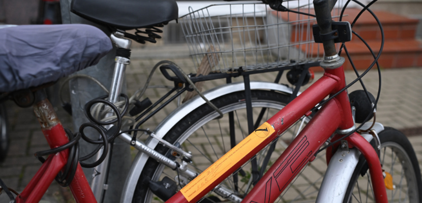 PM   Aufforderungsaufkleber für verlassene Fahrräder im Einsatz