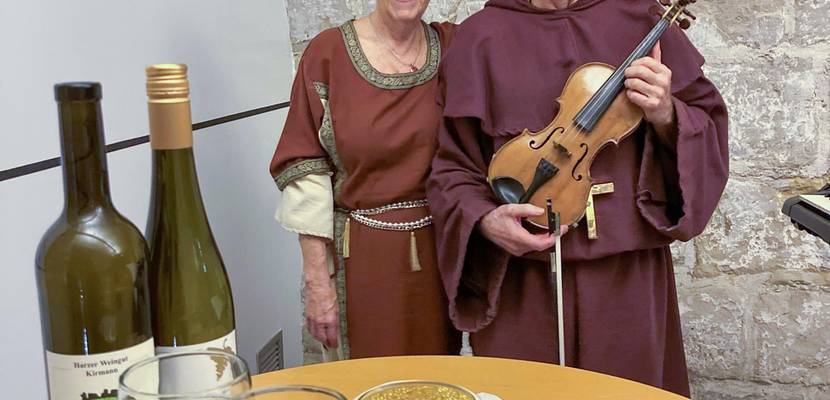 Mönchsgeplauder 2 ©Tourist Information Halberstadt m nchsgeschichten1bearbretuschiert