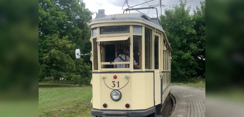 historische Straßenbahn quer (1)