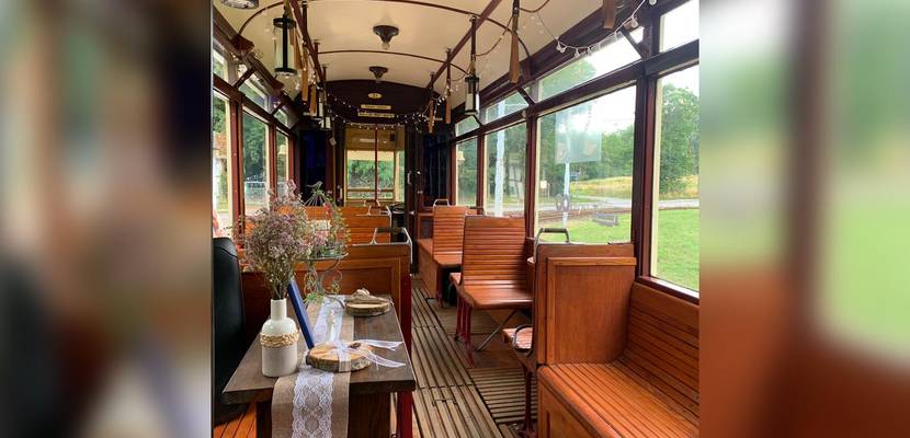 historische Straßenbahn innen quer (3)