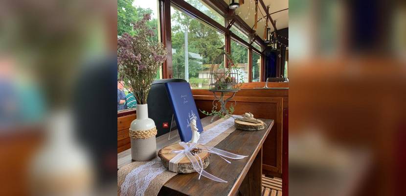 historische Straßenbahn innen  quer (2)