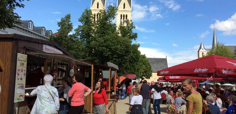 Großer Bücherflohmarkt zum Fest der Sinne auf dem Domplatz