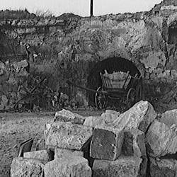 Holzmarkt, Ruine Rathaus Westseite mit Kellergewölbe, 20. April 1952 Holzmarkt, Ruine Rathaus Westseite mit Kellergewölbe, 20. April 1952