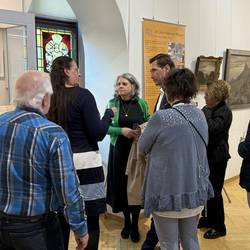 Museumsdirektorin Dr. Antje J. Gornig führt den Halberstädter Oberbürgermeister Daniel Szarata und weitere Gäste durch die eröffnete Jubiläumsausstellung