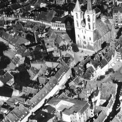 Luftaufnahme mit Blick auf Martinikirche, Hoher Weg, Schmiedestraße, Domplatz und Holzmarkt vor 1945